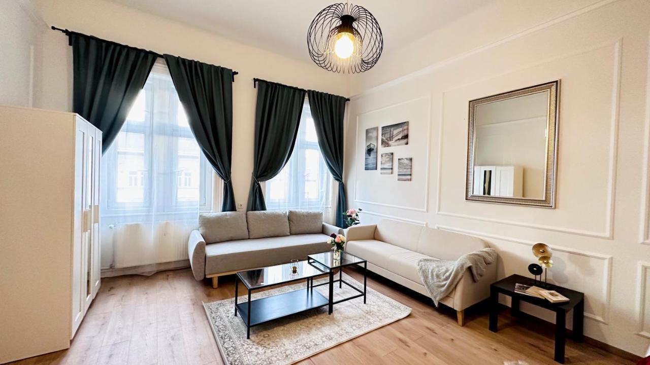 Jozsef 18 Apartment - 5 Mins To New York Cafe Budapest Exterior photo